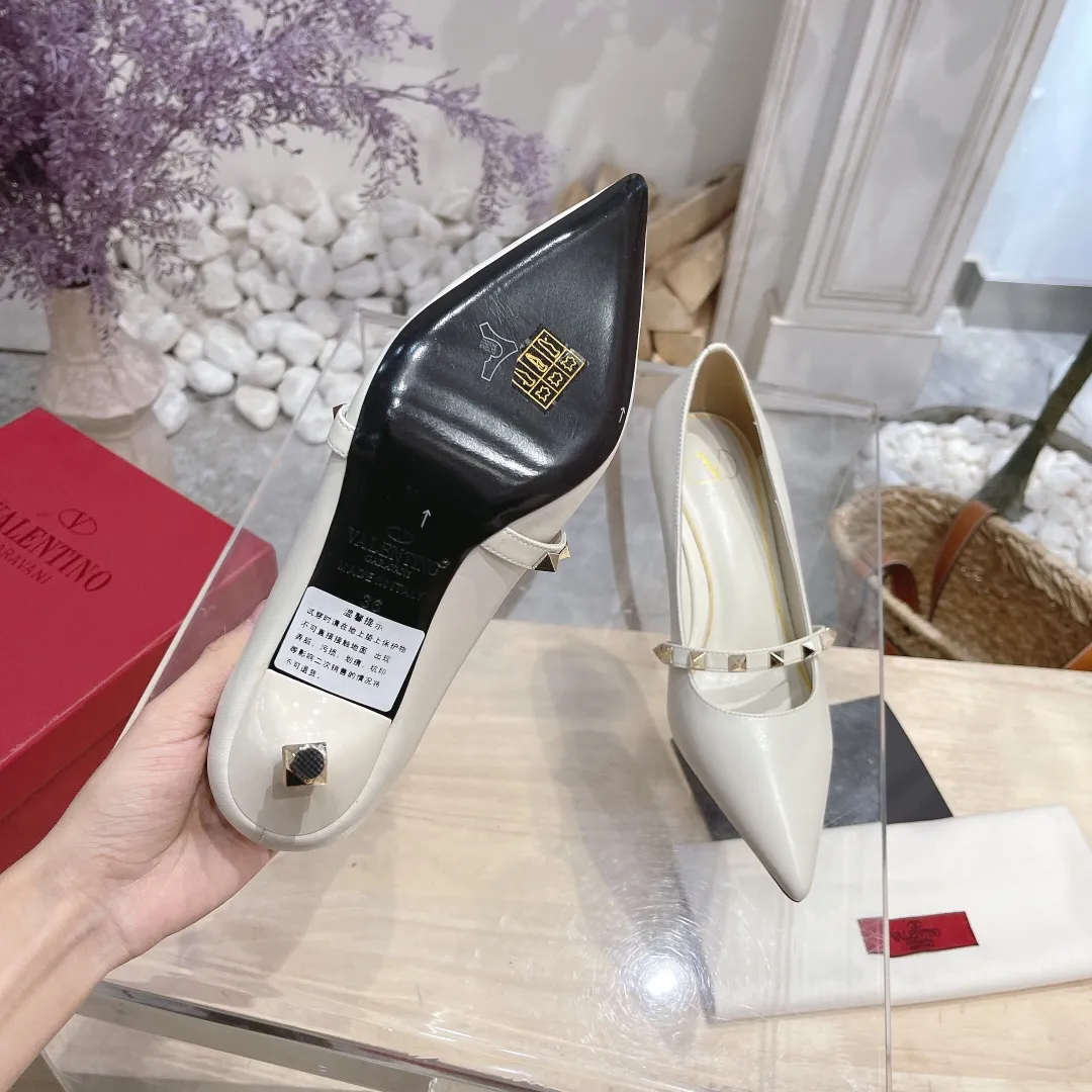 💕💕Factory direct selling price p440💕💕 Genuine leather sole +40 🆕Valentino. Valentino👑👑Latest series in the counter, the highest version, perfect details, very eye-catching catwalk series launched, V family’s hot rivet elements, luxurious and gorgeous! Various colors can be matched with beautiful clothes in spring and summer. There are many choices🎉🎉Exquisite and durable. It is copied at 1:1 of the original product. The upper foot is very pedicure-like. The key point is that it is very good and easy to control. It does not grind the feet and does not tire the feet. It is a walking artifact. The last shape is completely compared to the counter. The details are perfect. Without the original version, it would not be so exquisite! (Note! The heel shape and height are exclusively molded according to the original version, and are not randomly substituted by the market🐂) The color and texture of the fasteners are consistent with the original version! 🔺Fabric: Imported sheepskin, 🔺Lining: According to the original high-gloss imported sheepskin lining 🔺6 colors to choose from: black ➕black belt, black ➕white belt, pink, burgundy, white, apricot 🔺Number of yards: 35 to 42 yards (42 yards are not exchanged) 🔺Heel height: 7cm Rubber sole Genuine leather sole +40